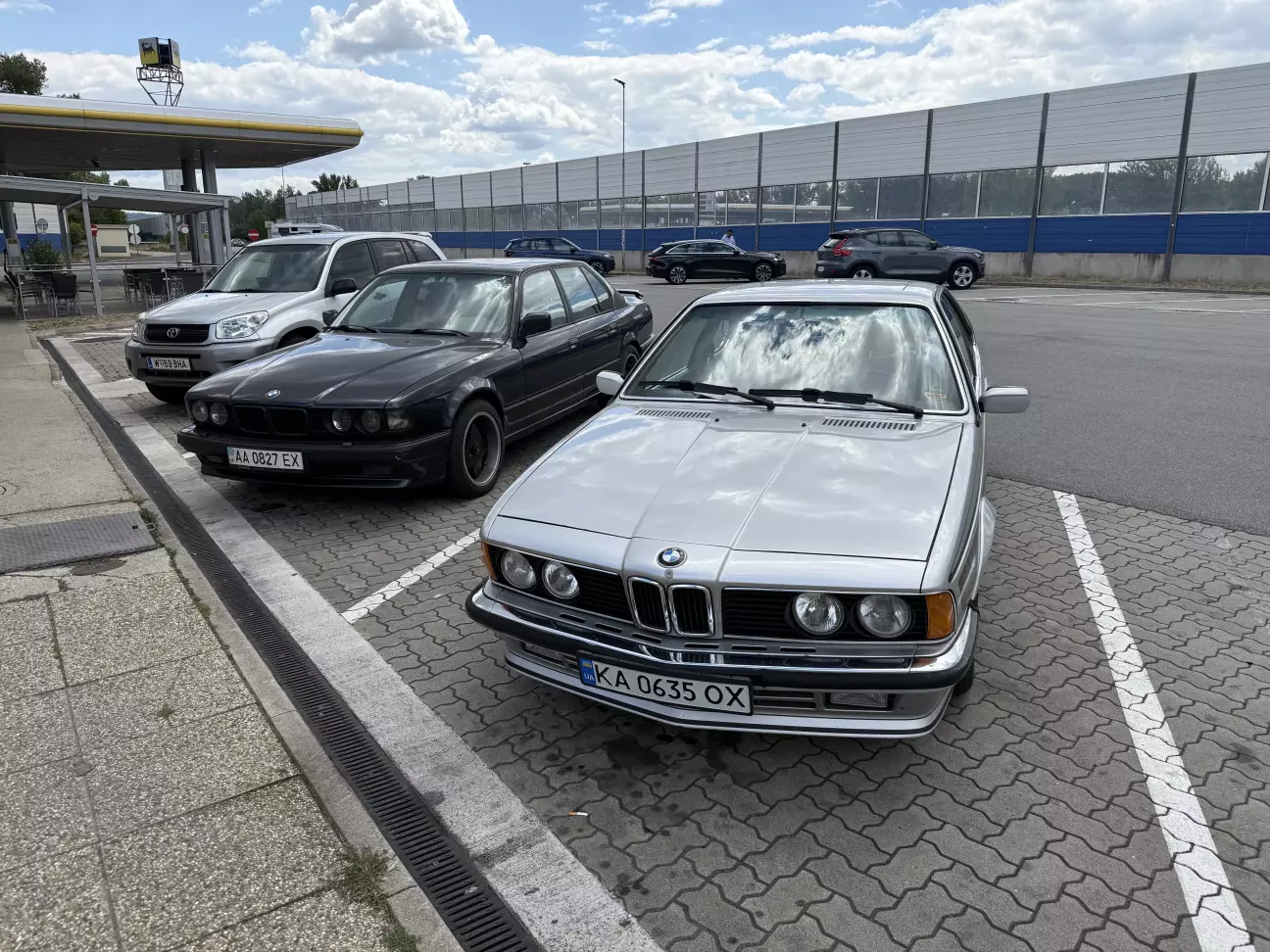Пара українськи BMW десь посеред Австрії