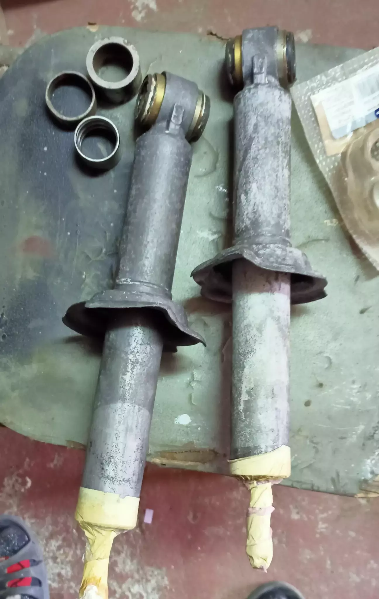 Видалив іржу в уксусі з лим. кислотою, промив, епокс грунт, фарба, антикор . Запресував нові сайлентблоки.