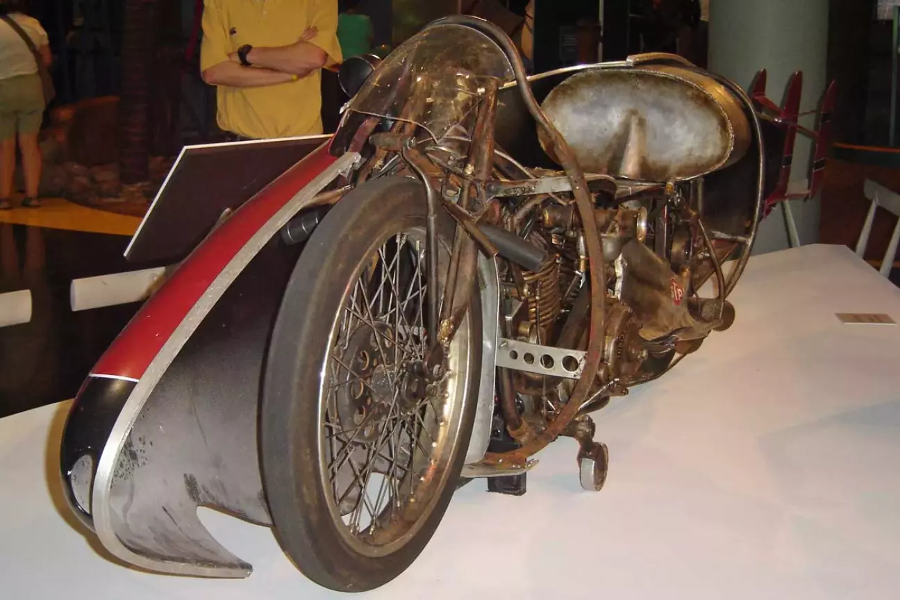 Репліка мотоцикла Indian 1920, на якому Берт Манро побив рекорд швидкості на суші.