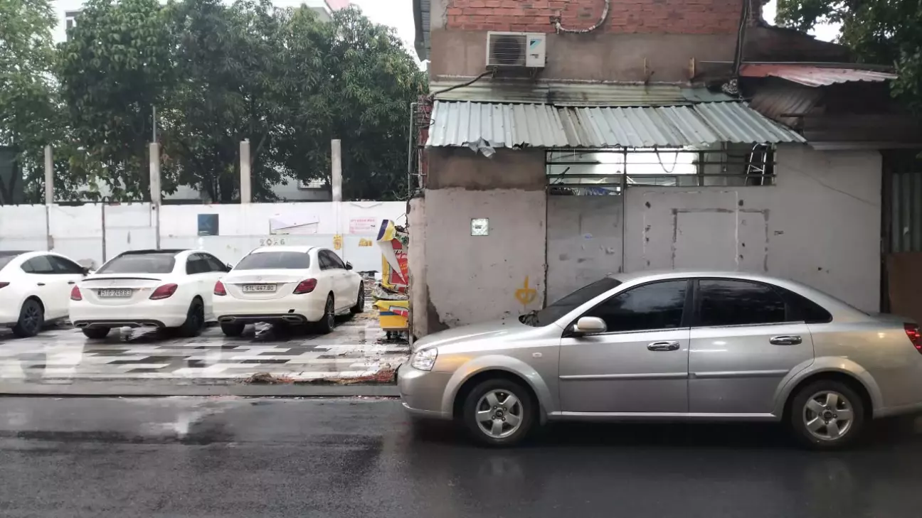 До прикладу: тут був ресторан, а зараз руїна і купа мерсів
