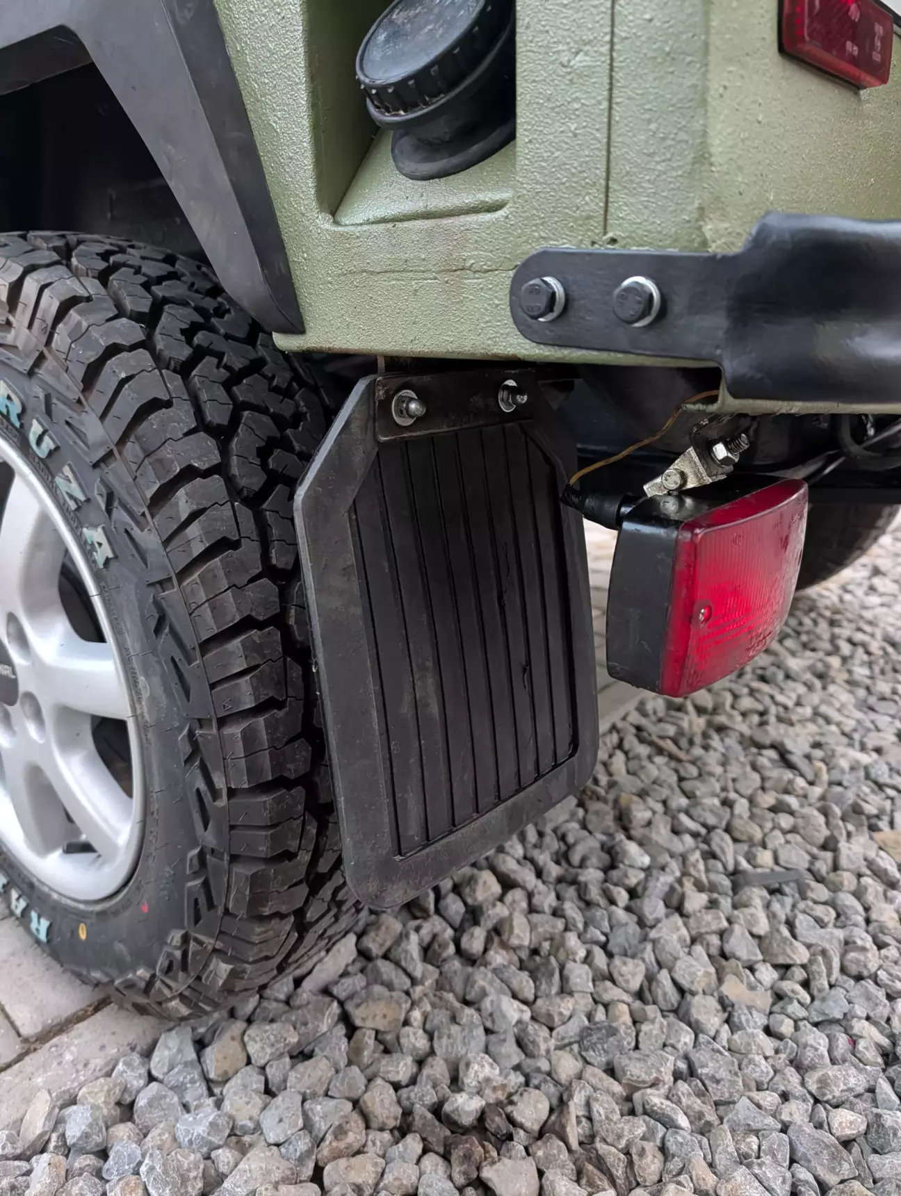 Задні бризговики універсальні типу нива, бо за рідні городять як за збитий шахед
