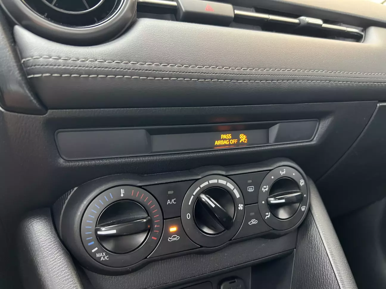 Панель без кнопок підігріву), тільки індикація Airbag та паска безпеки пасажира.