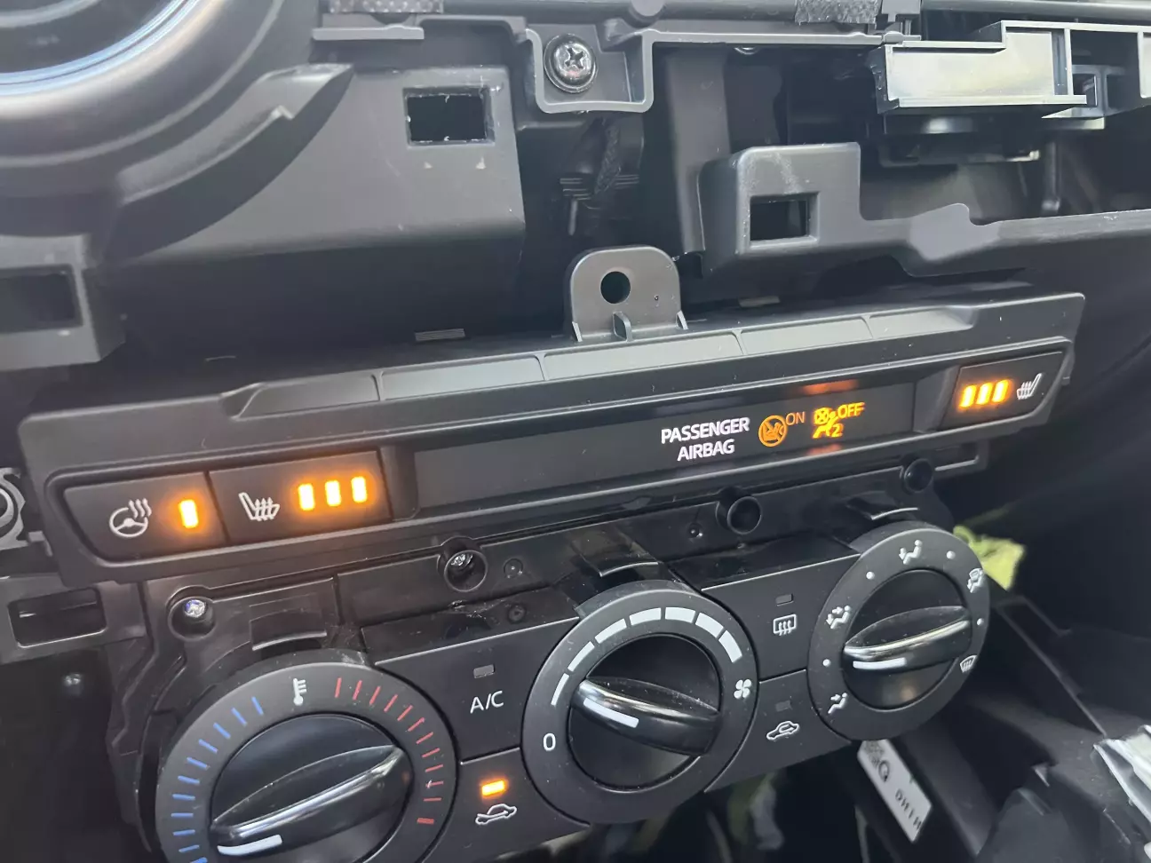Підігрів керма працює. В Европейки трохи інша індикація Airbag та паска безпеки пасажира.