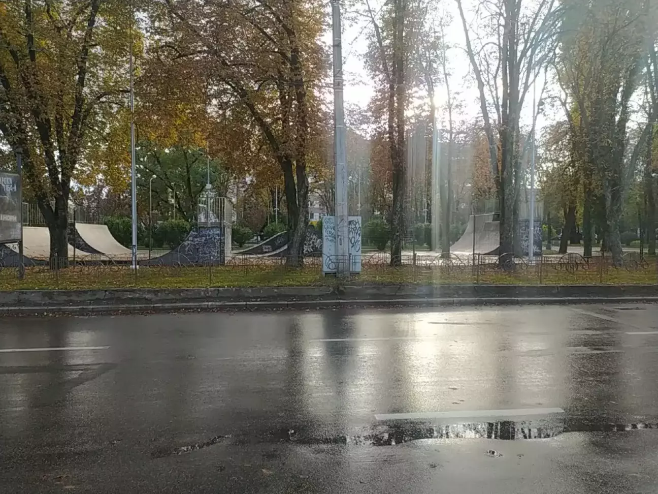Скейт парк у сквері навпроти ЦУМ'у