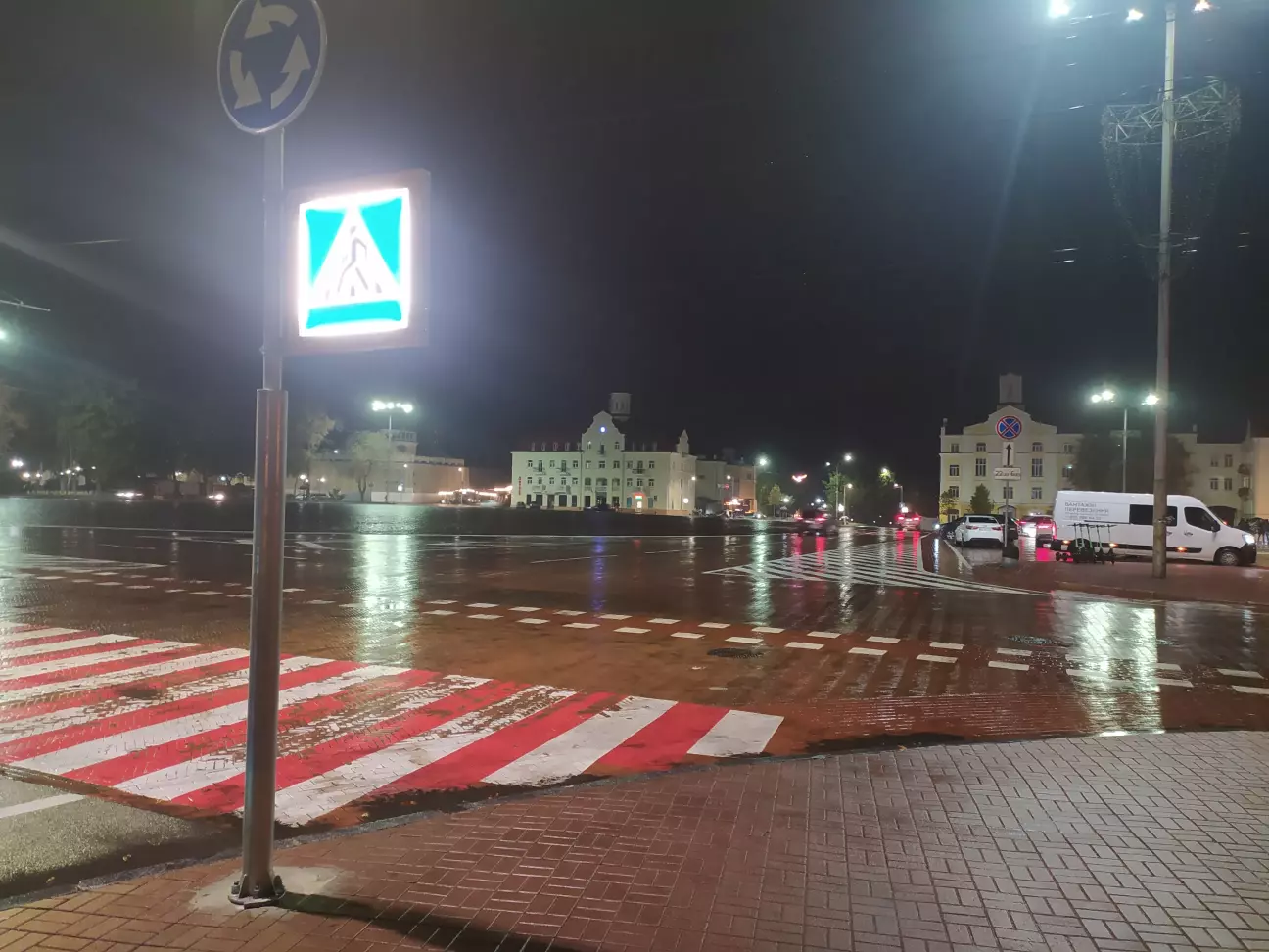Знаки з підсвіткою з середини. Побільше би таких