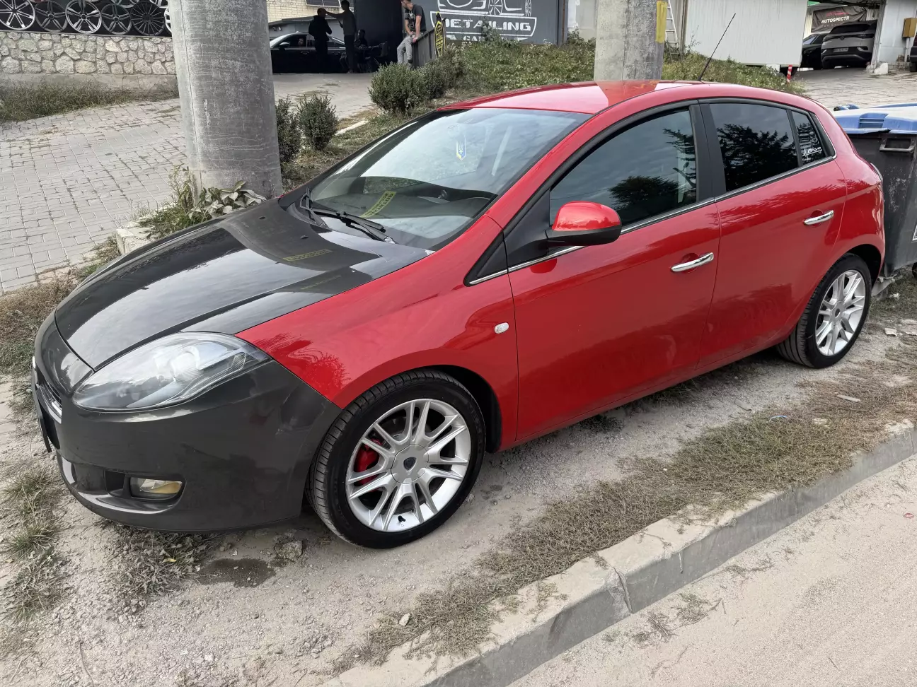 Вигляд на нових колесах чистого автомобіля)))