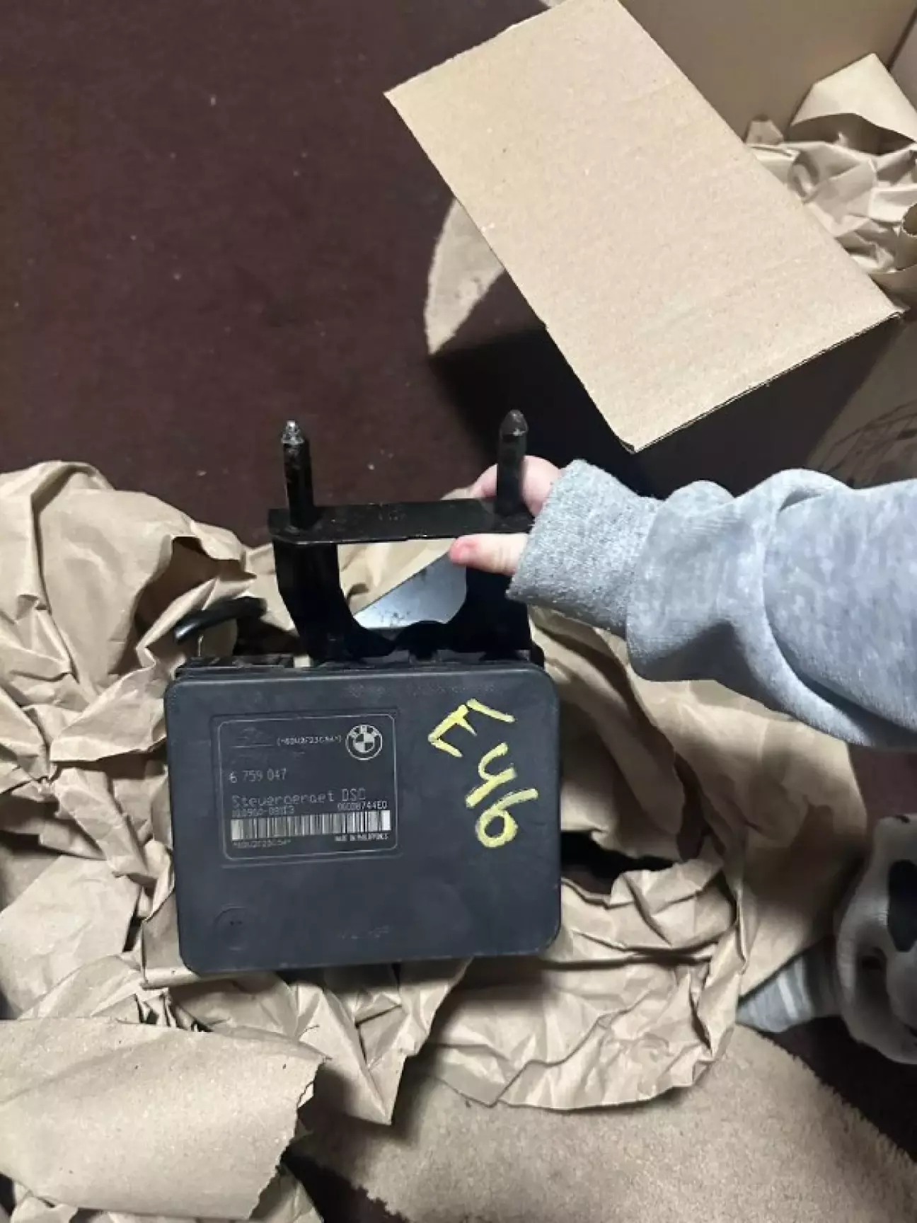 приехал блок, сынок специалист уже оценивает покупку)