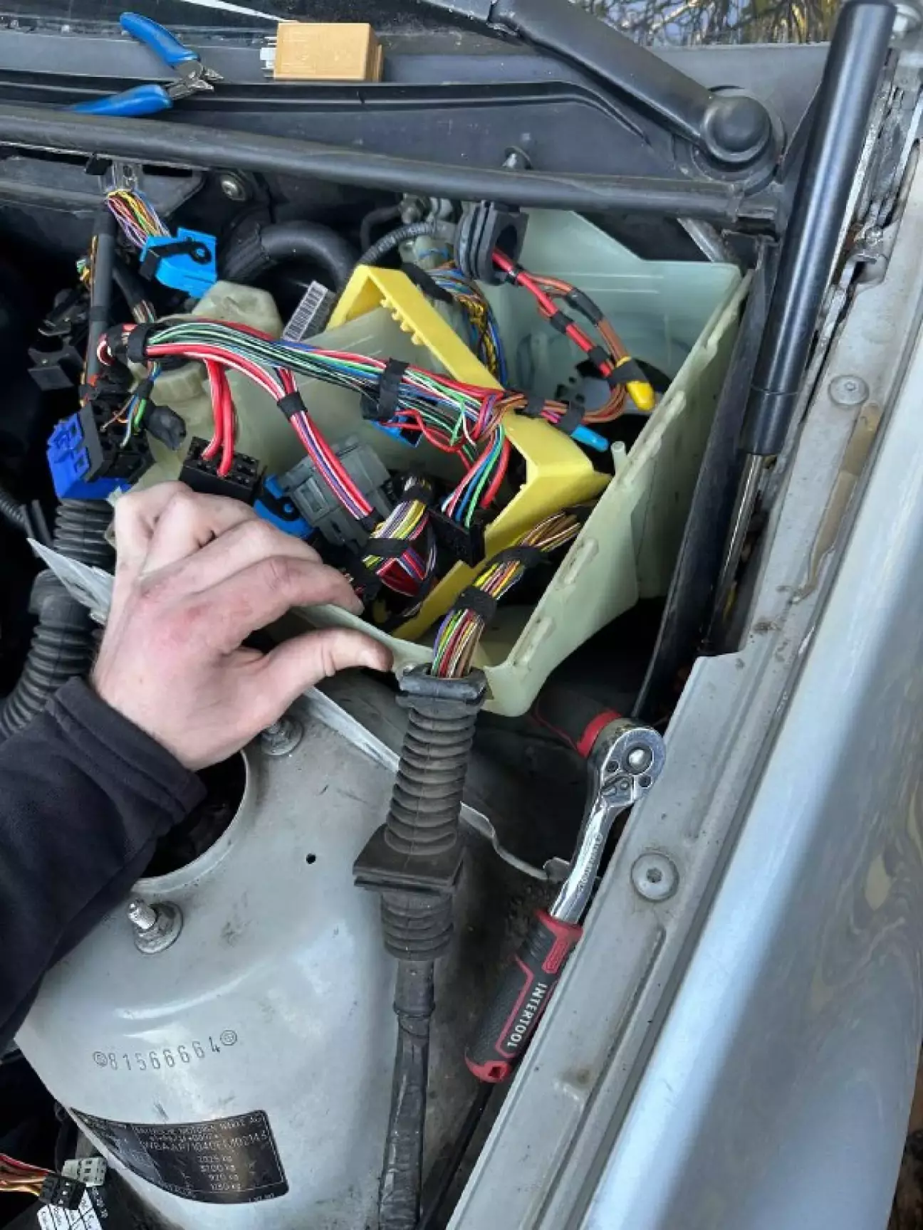 вот таким не легким способом через кучу удлинителей откручиваю нижний болт