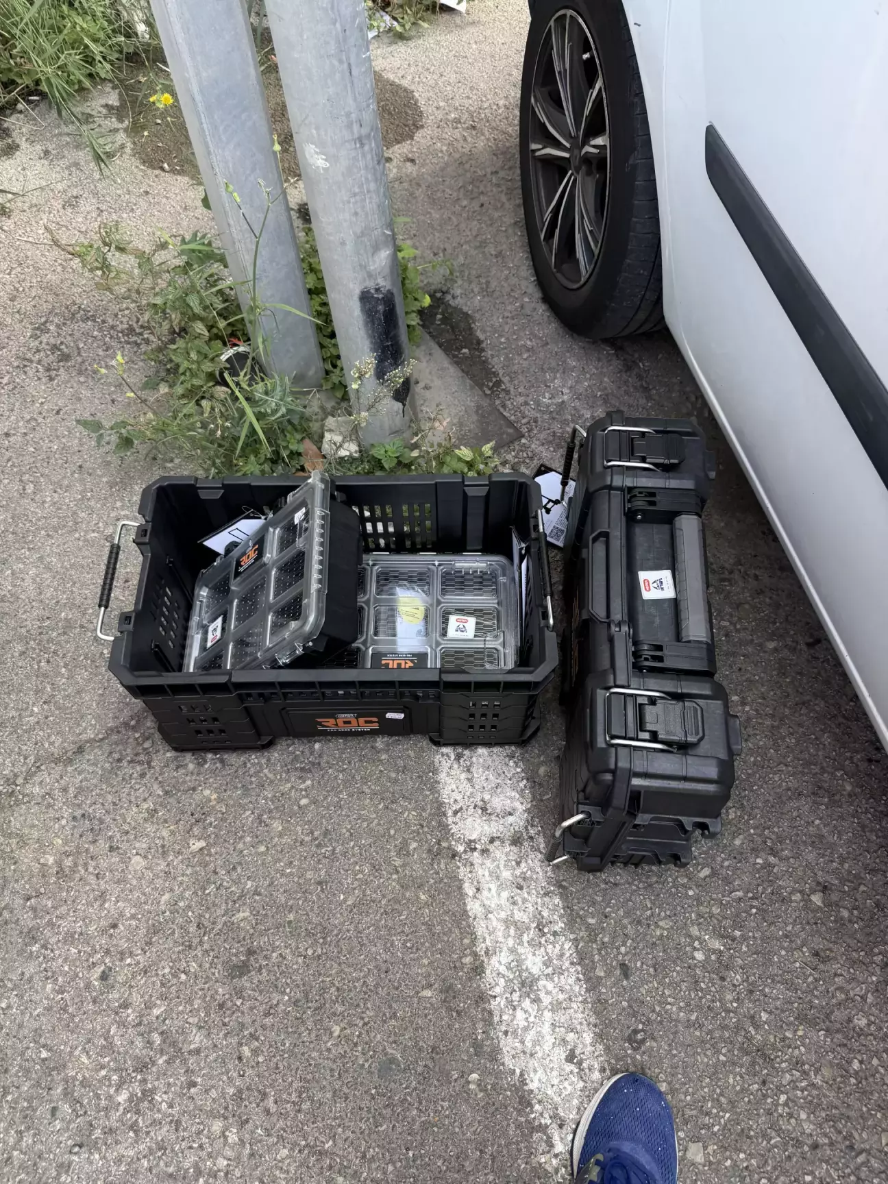 Всі ящики доволі важкі, бо міцні. Ледве дотяг до автівки 😀